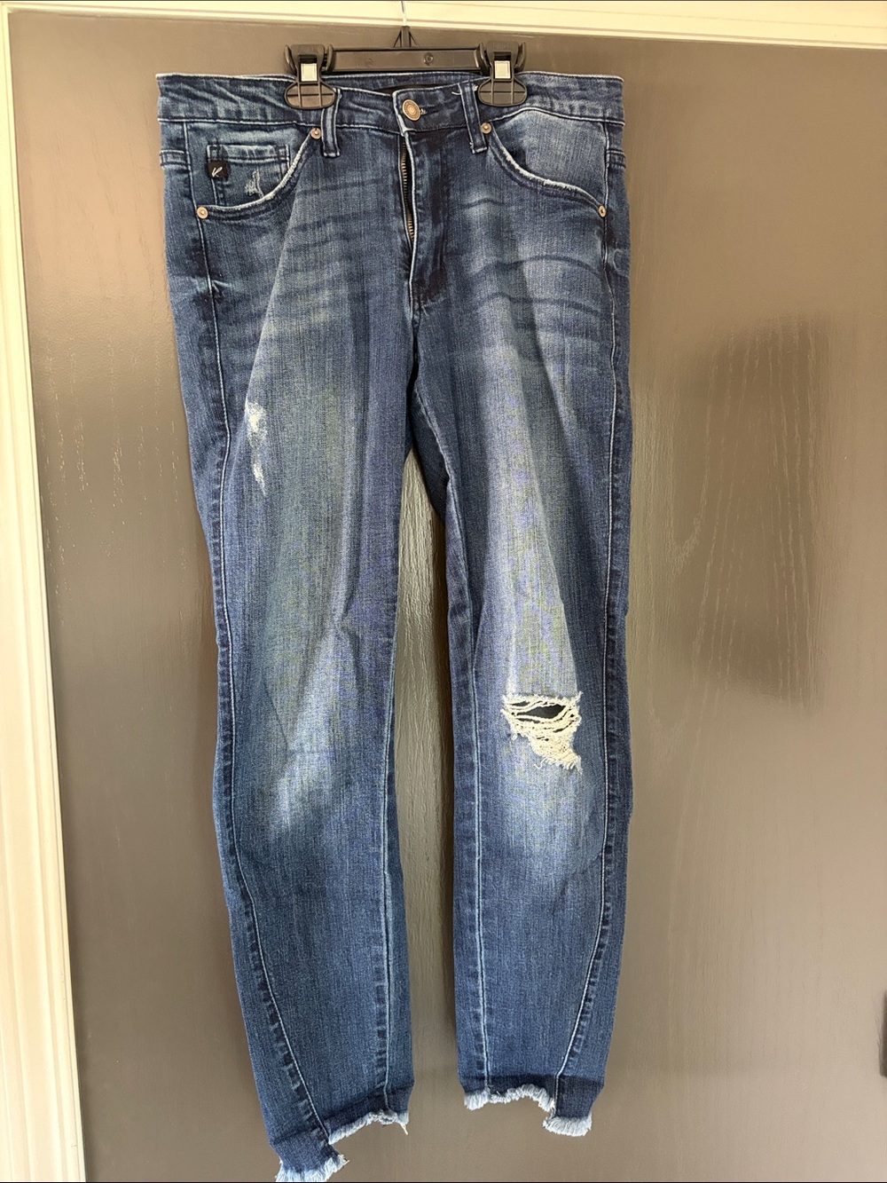 Women's Ripped Skinny Jeans in Medium Blue